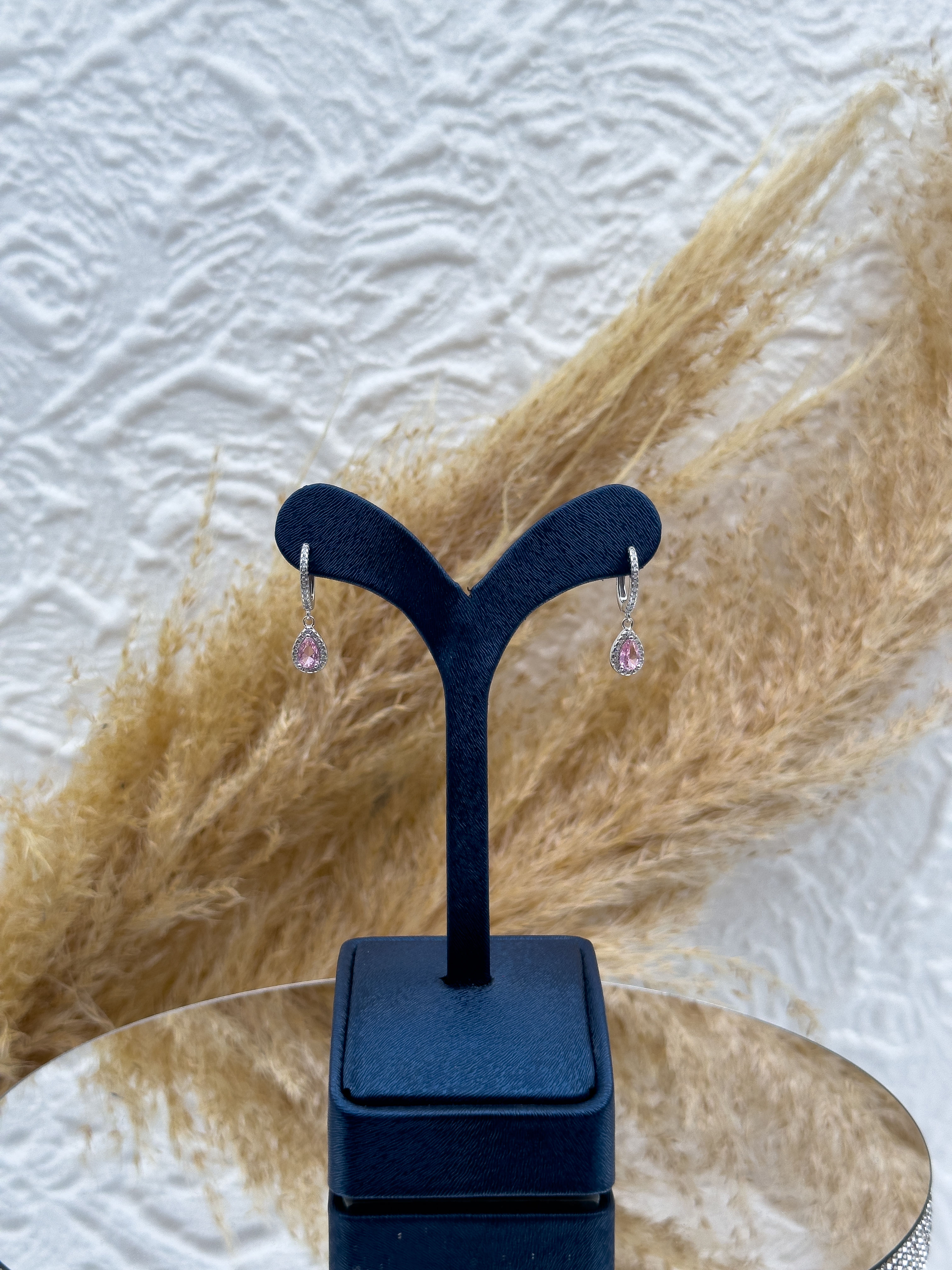 925 Ayar Gümüş Damla Pembe Kuvars Taşlı Sallantılı Kadın Küpe – Zarif Tasarım